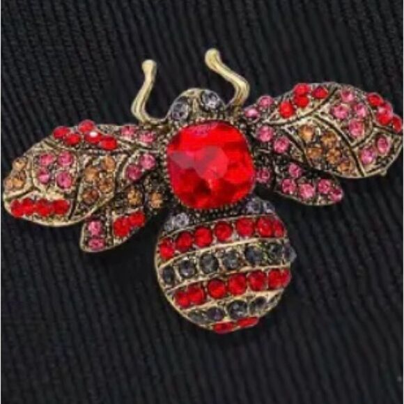 ♥️ Betsey Johnson stunning bumblebee brooch ♥️ - Picture 1 of 8